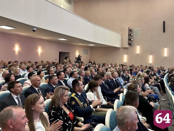 В саратовском правительстве перед Днем России исполнили патриотические песни