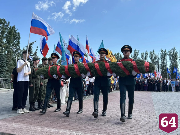 В парке Победы Саратова под гимн подняли флаг России